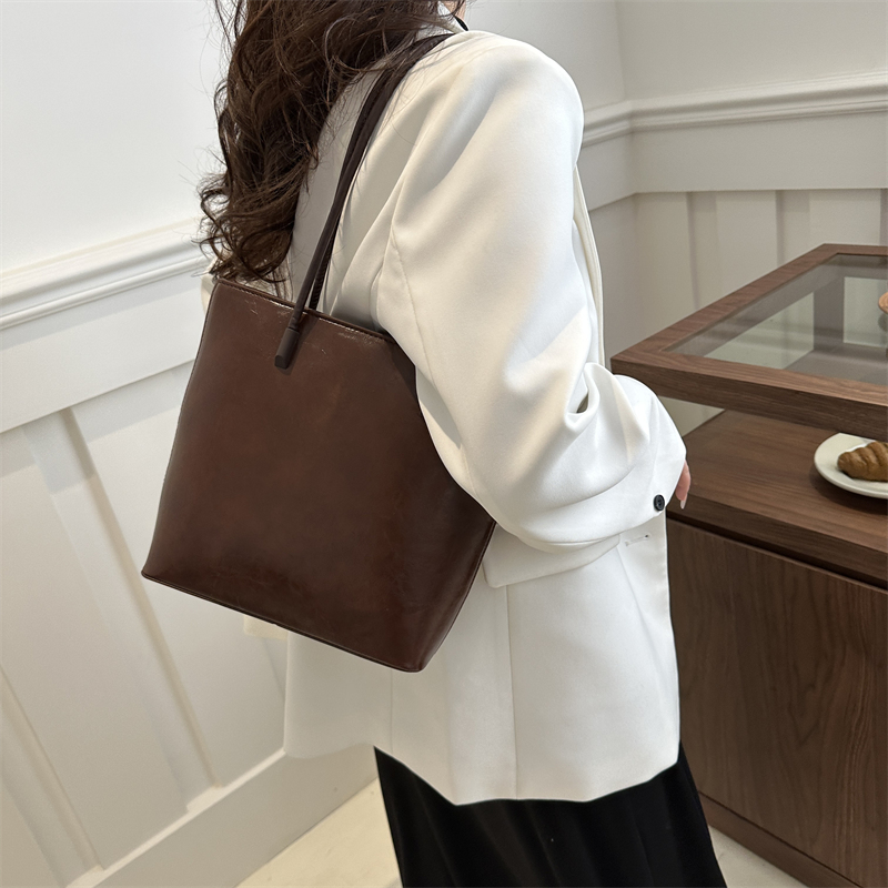 Women's Pu Leather Solid Color Vintage Style Classic Style Square Zipper Underarm Bag display picture 2