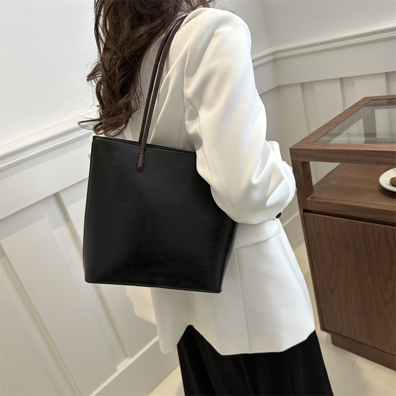 Women's Pu Leather Solid Color Vintage Style Classic Style Square Zipper Underarm Bag display picture 1