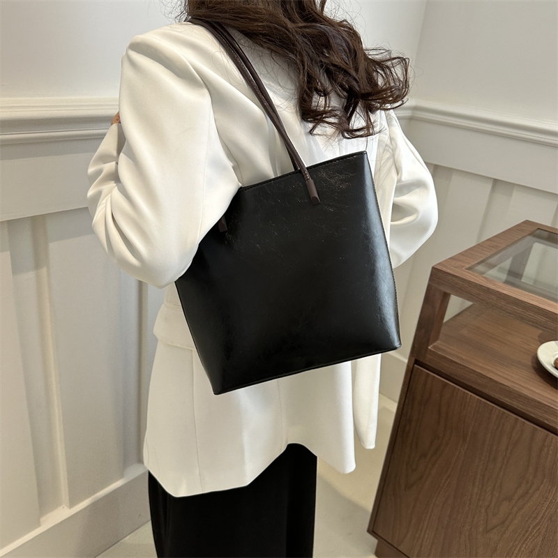 Women's Pu Leather Solid Color Vintage Style Classic Style Square Zipper Underarm Bag display picture 5