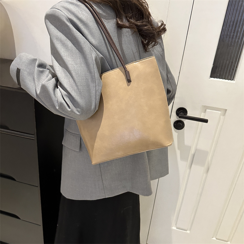 Women's Pu Leather Solid Color Vintage Style Classic Style Square Zipper Underarm Bag display picture 11