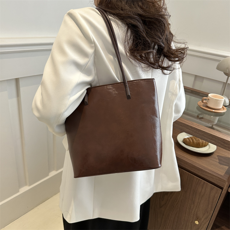 Women's Pu Leather Solid Color Vintage Style Classic Style Square Zipper Underarm Bag display picture 8