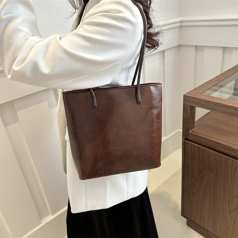 Women's Pu Leather Solid Color Vintage Style Classic Style Square Zipper Underarm Bag display picture 9