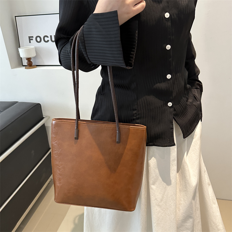 Women's Pu Leather Solid Color Vintage Style Classic Style Square Zipper Underarm Bag display picture 4