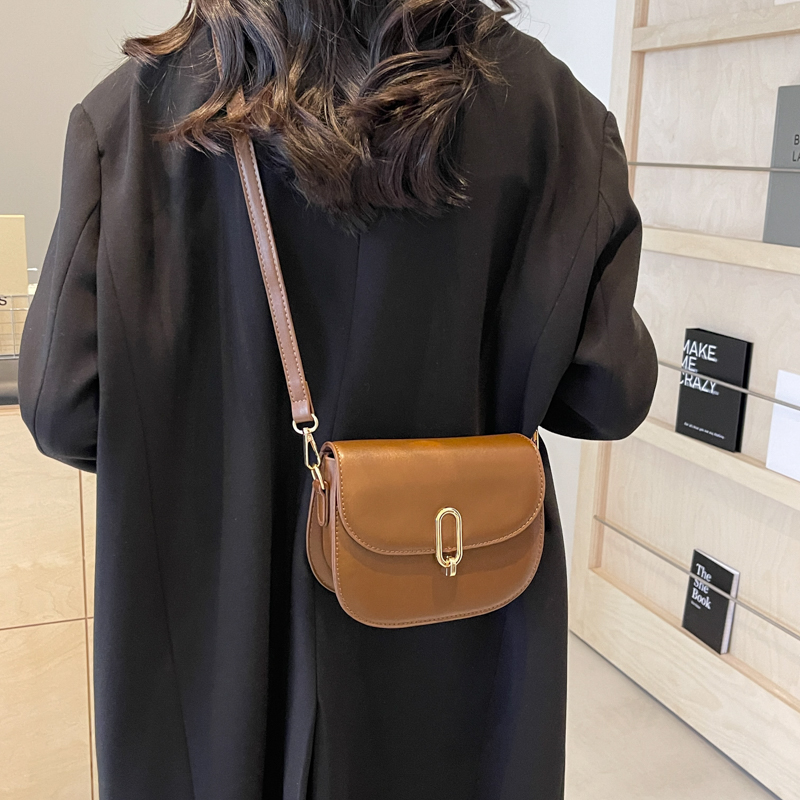 Women's Pu Leather Solid Color Vintage Style Classic Style Sewing Thread Metal Button Square Flip Cover Shoulder Bag display picture 15