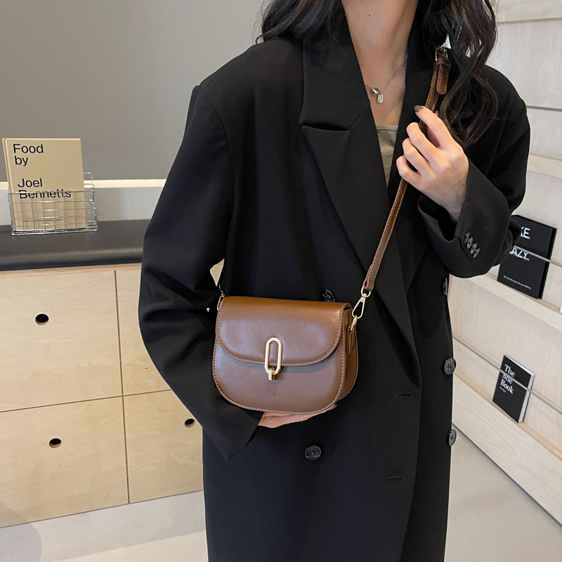 Women's Pu Leather Solid Color Vintage Style Classic Style Sewing Thread Metal Button Square Flip Cover Shoulder Bag display picture 9