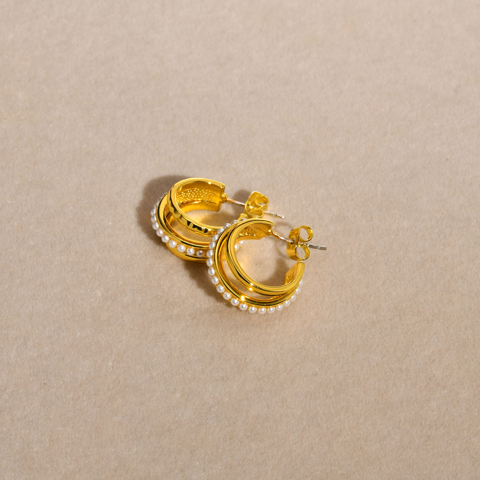 1 Pair Retro C Shape Plating Inlay Brass Artificial Pearls Gold Plated Ear Studs display picture 3