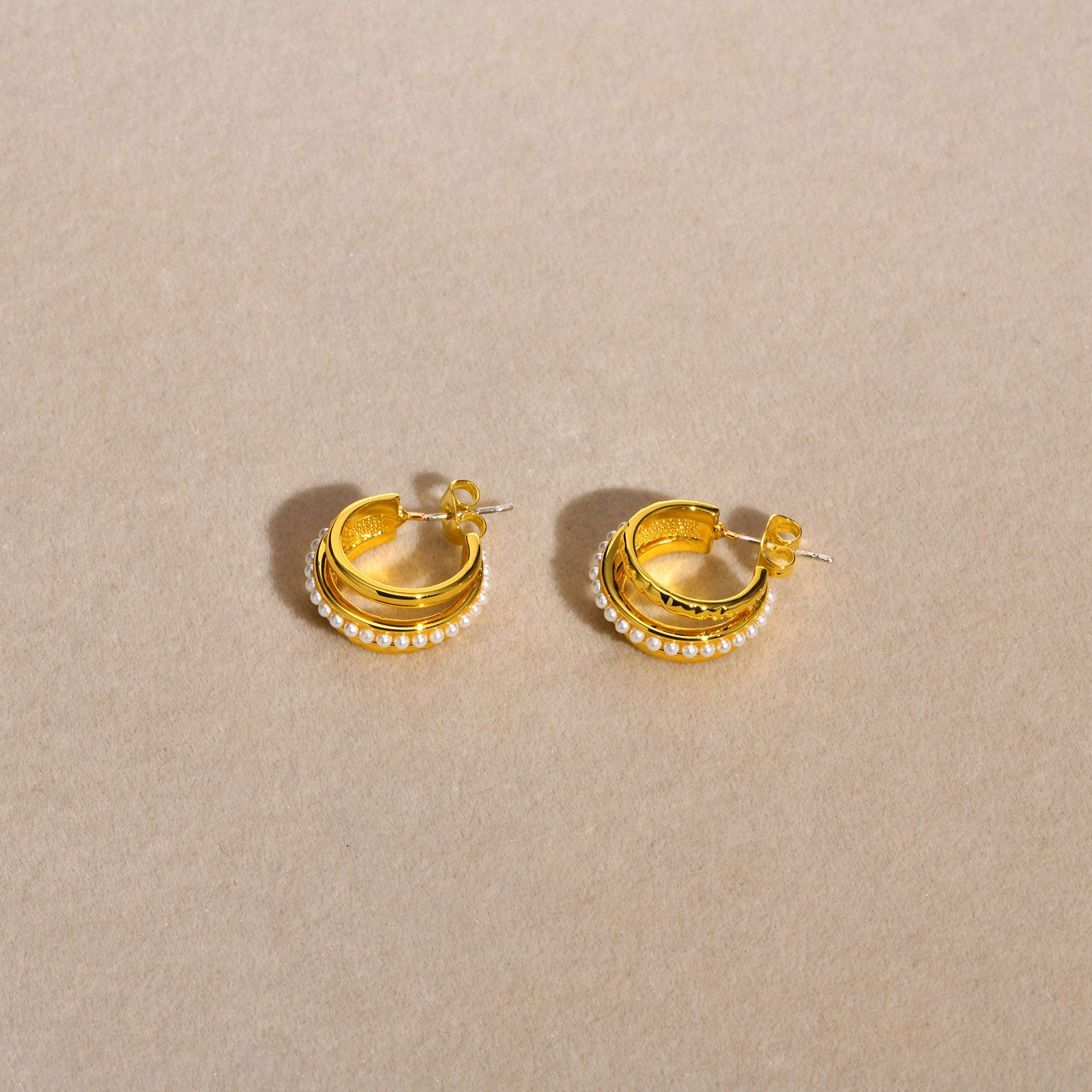 1 Pair Retro C Shape Plating Inlay Brass Artificial Pearls Gold Plated Ear Studs display picture 4