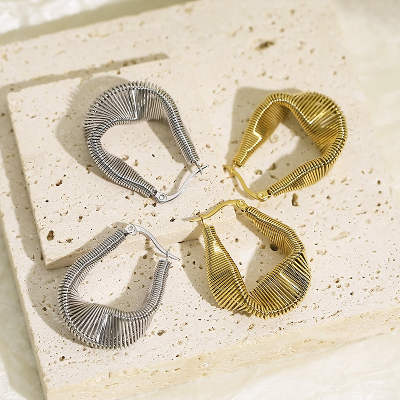 1 Pair Simple Style Geometric Irregular Titanium Steel 18K Gold Plated Hoop Earrings display picture 9