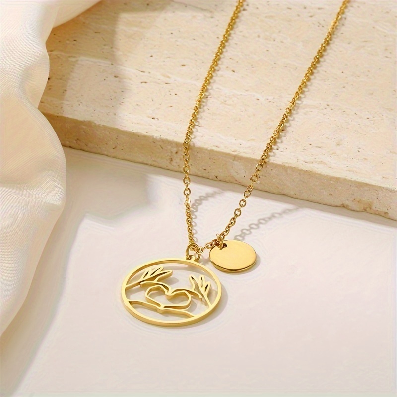 Stainless Steel Retro Simple Style Heart Shape Plating Carving Pendant Necklace display picture 5
