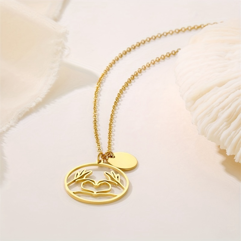 Stainless Steel Retro Simple Style Heart Shape Plating Carving Pendant Necklace display picture 4