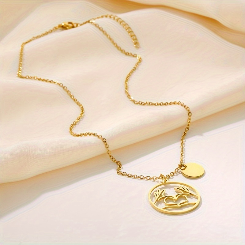 Stainless Steel Retro Simple Style Heart Shape Plating Carving Pendant Necklace display picture 3
