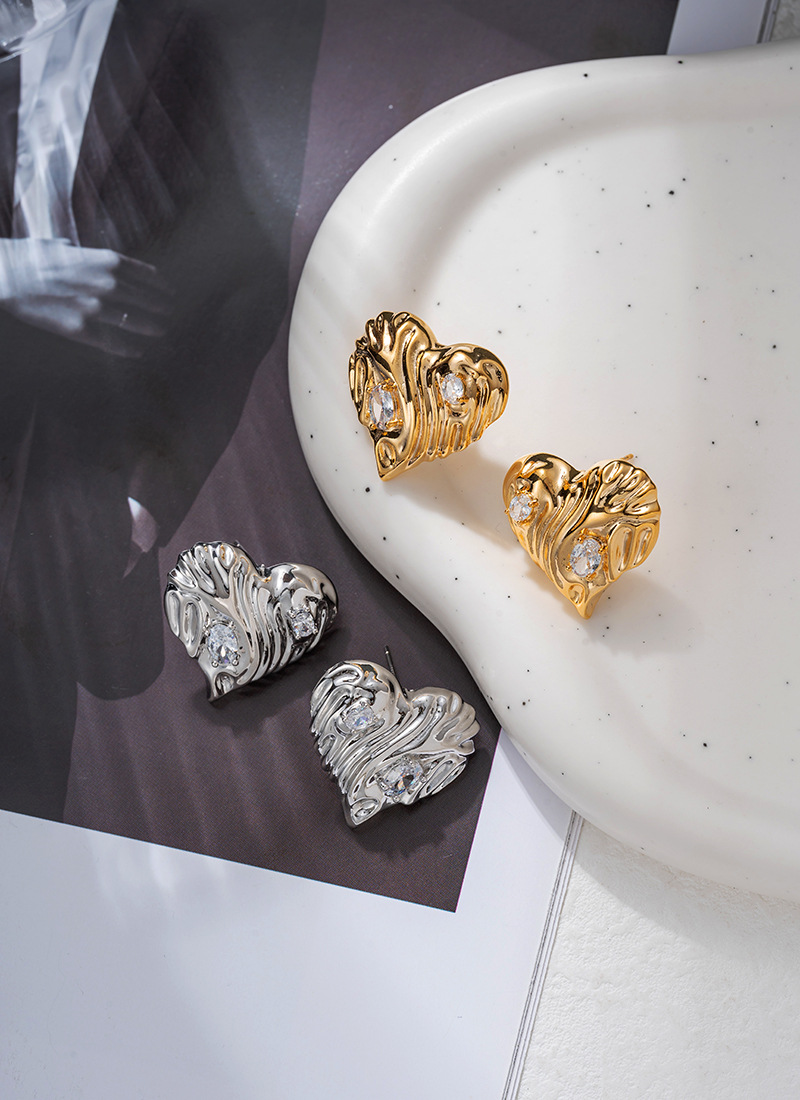 1 Pair IG Style Retro Heart Shape Plating Pleated Inlay Copper Zircon Ear Studs display picture 2