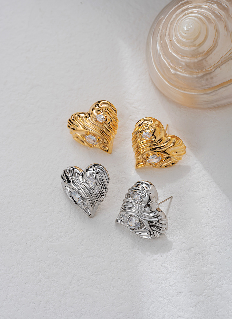 1 Pair IG Style Retro Heart Shape Plating Pleated Inlay Copper Zircon Ear Studs display picture 4