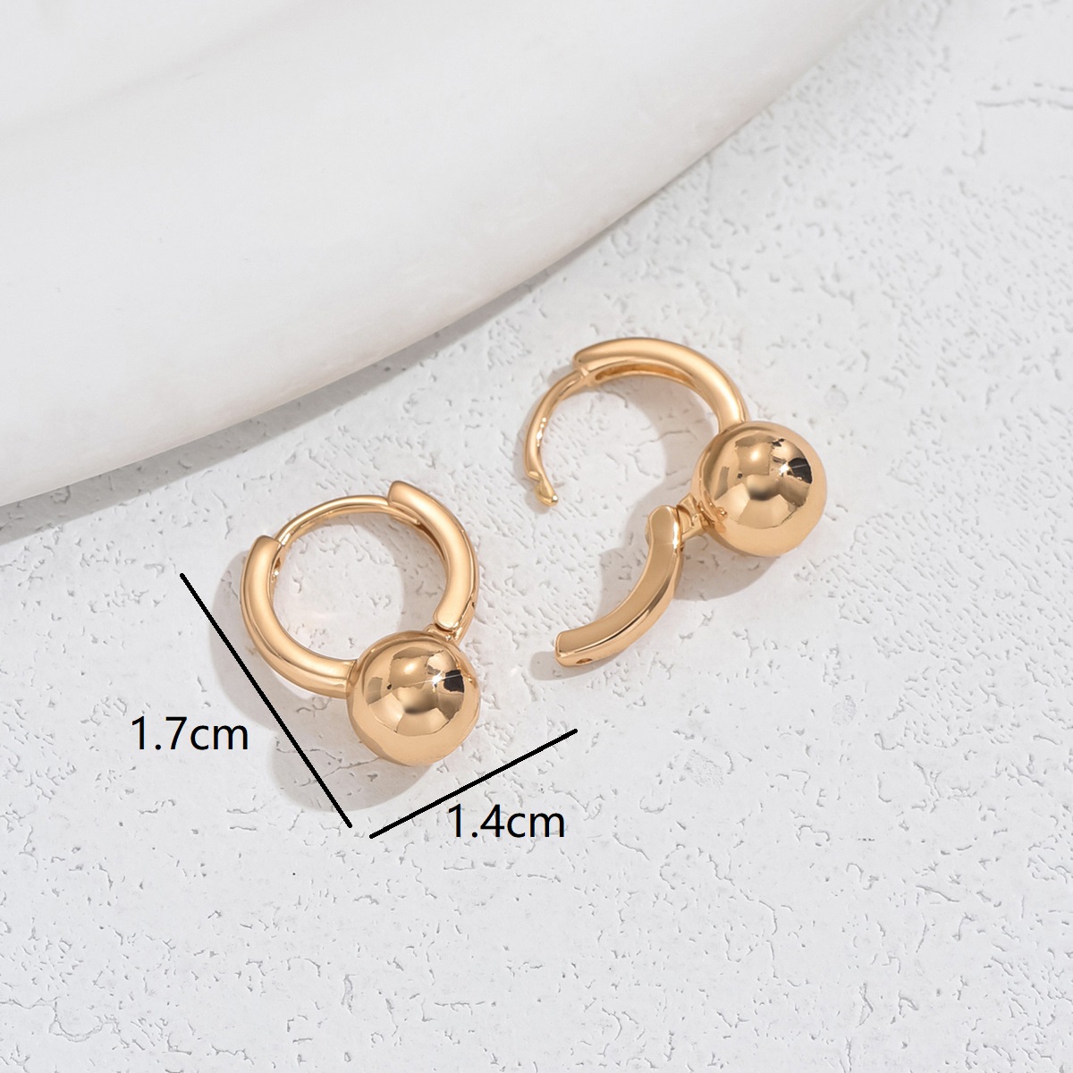 1 Pair Sweet Round Heart Shape Plating Copper 18K Gold Plated Huggie Earrings display picture 2