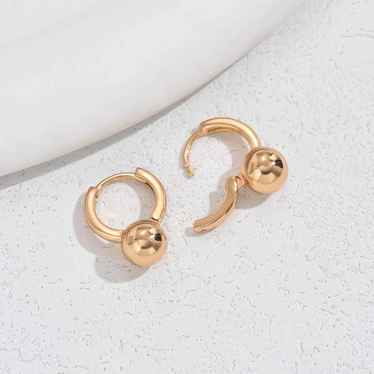 1 Pair Sweet Round Heart Shape Plating Copper 18K Gold Plated Huggie Earrings display picture 4