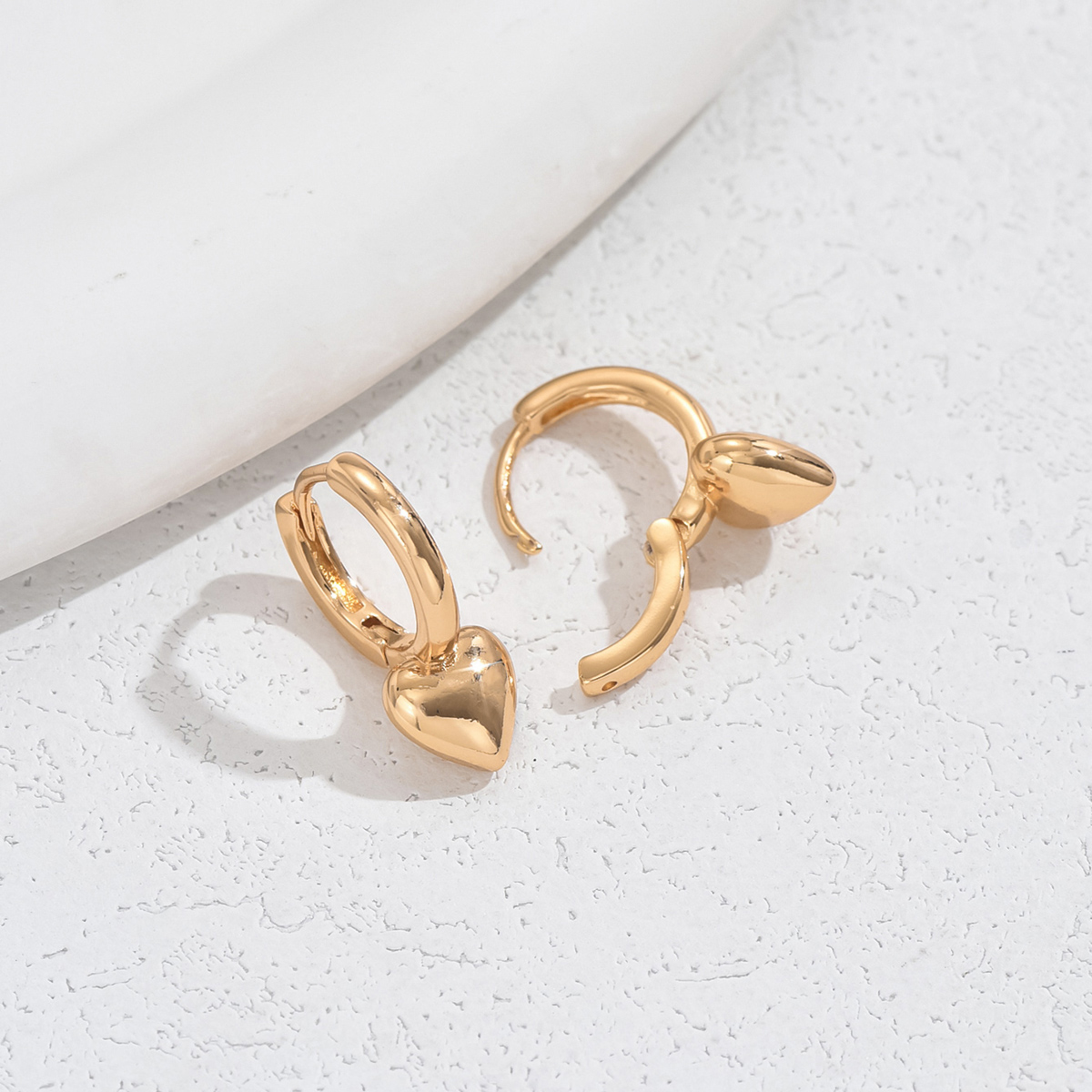 1 Pair Sweet Round Heart Shape Plating Copper 18K Gold Plated Huggie Earrings display picture 8
