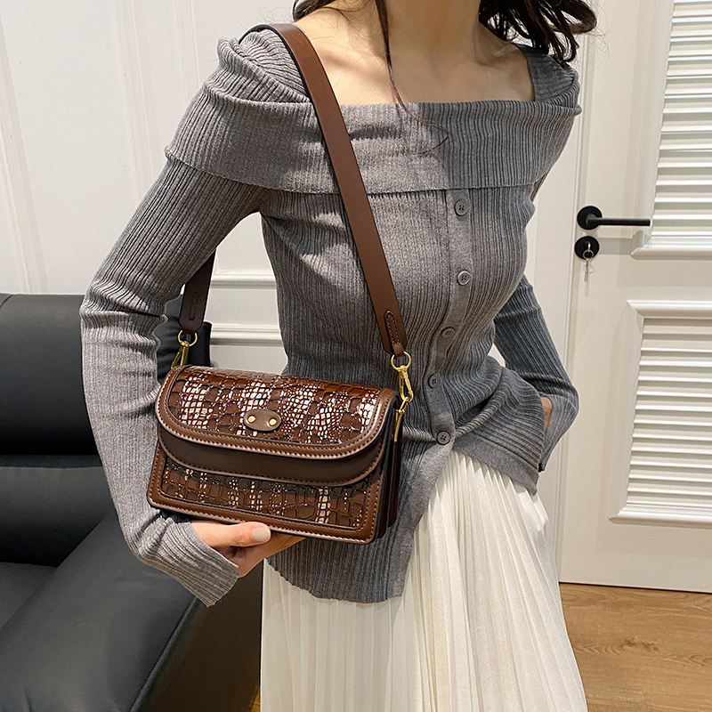 Women's Pu Leather Crocodile Vintage Style Classic Style Sewing Thread Square Flip Cover Shoulder Bag display picture 18
