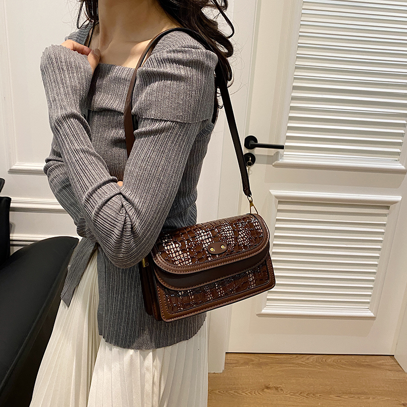 Women's Pu Leather Crocodile Vintage Style Classic Style Sewing Thread Square Flip Cover Shoulder Bag display picture 19
