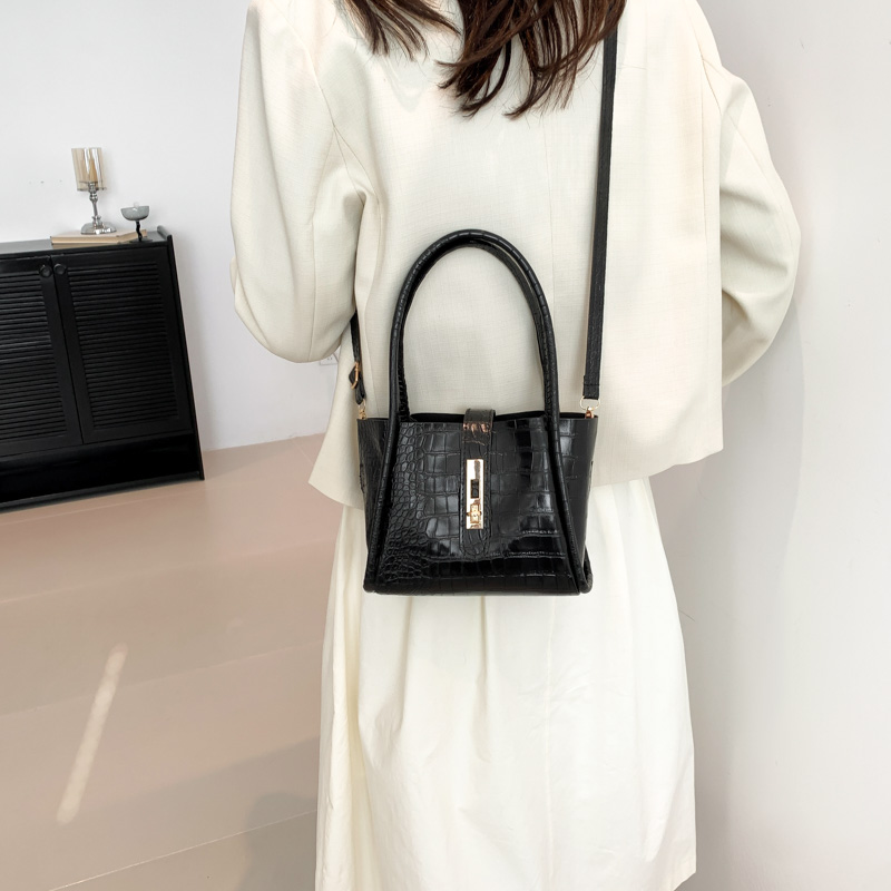 Women's Pu Leather Solid Color Vintage Style Square Lock Clasp Shoulder Bag display picture 2