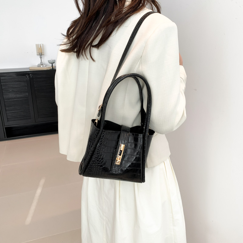 Women's Pu Leather Solid Color Vintage Style Square Lock Clasp Shoulder Bag display picture 4