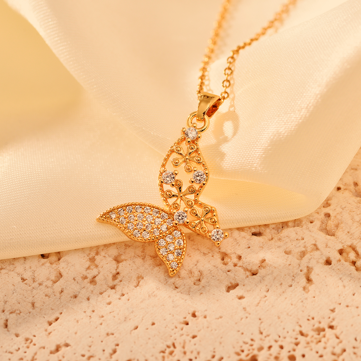 Copper Elegant Simple Style Flower Butterfly Plating Hollow Out Inlay Zircon Pendant Necklace display picture 10