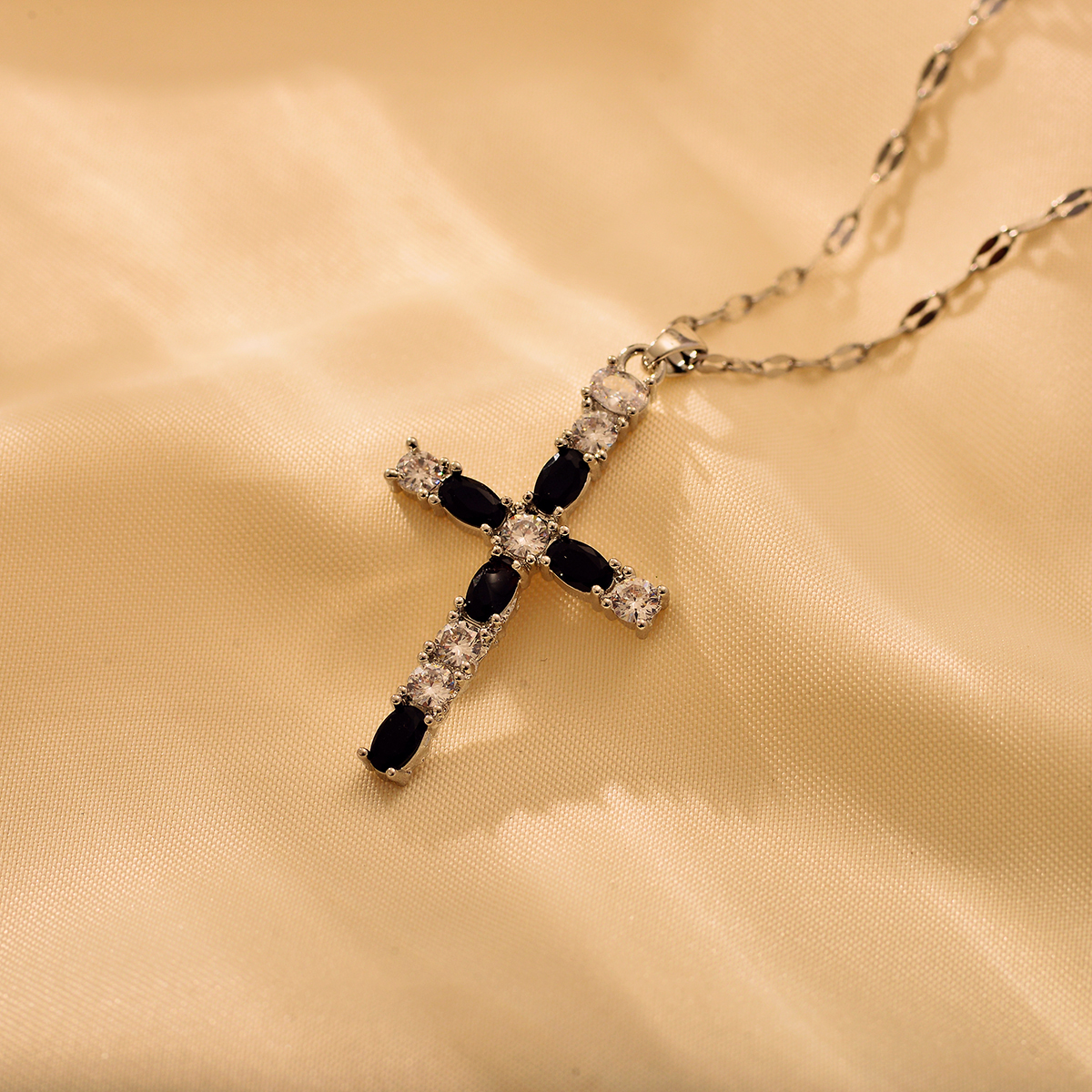Copper 18K Gold Plated Elegant Cross Plating Pendant Necklace display picture 6