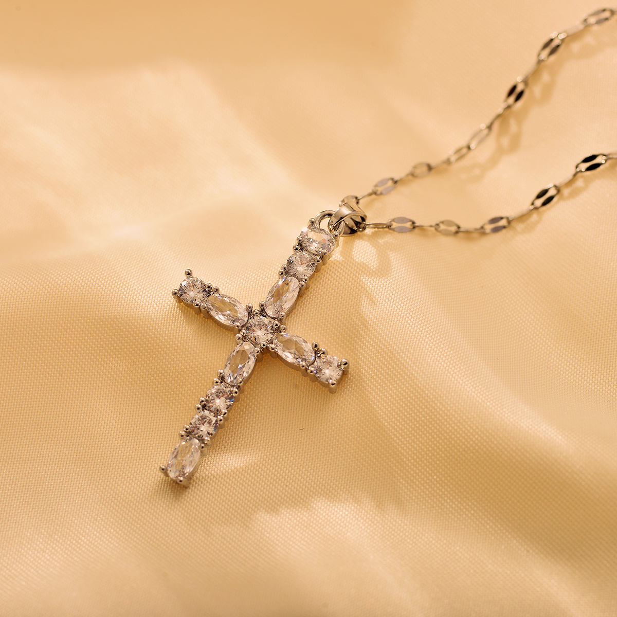 Copper 18K Gold Plated Elegant Cross Plating Pendant Necklace display picture 8