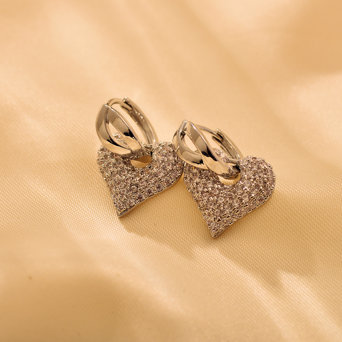 1 Paire Élégant Luxueux Forme De Cœur Incruster Le Cuivre Zircon Plaqué Or 18K Boucles D'oreilles display picture 1