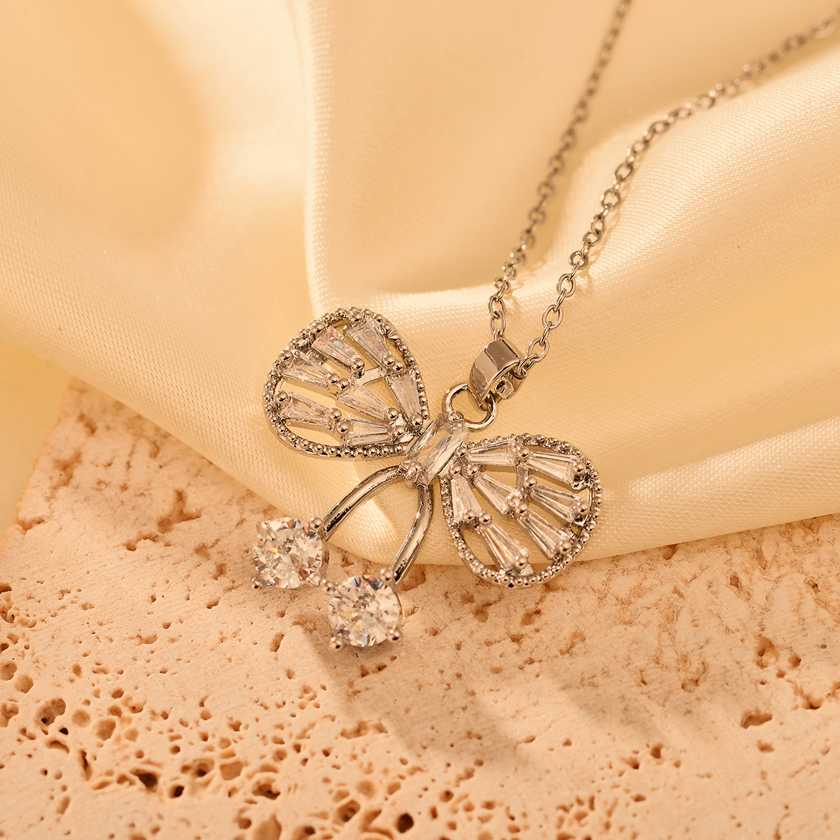 Copper Classical Handmade Funny Bow Knot Inlay Zircon Pendant Necklace display picture 1