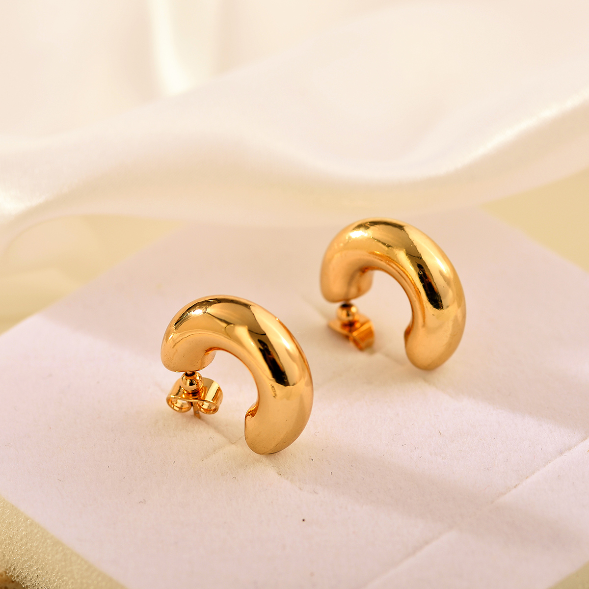 1 Pair Vintage Style C Shape Alloy Ear Studs display picture 5