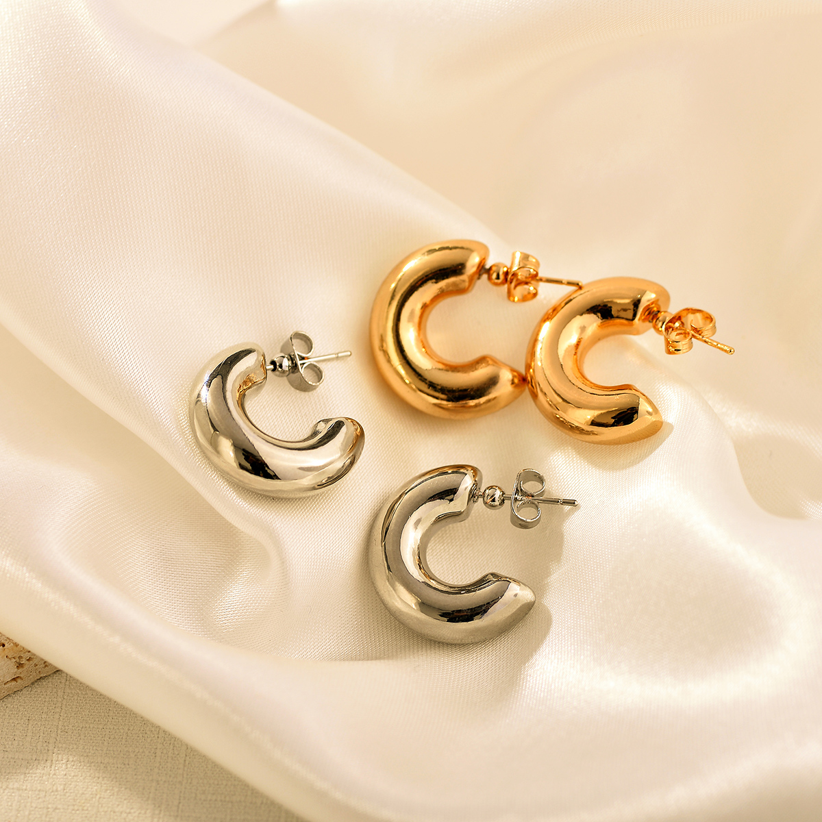 1 Pair Vintage Style C Shape Alloy Ear Studs display picture 2