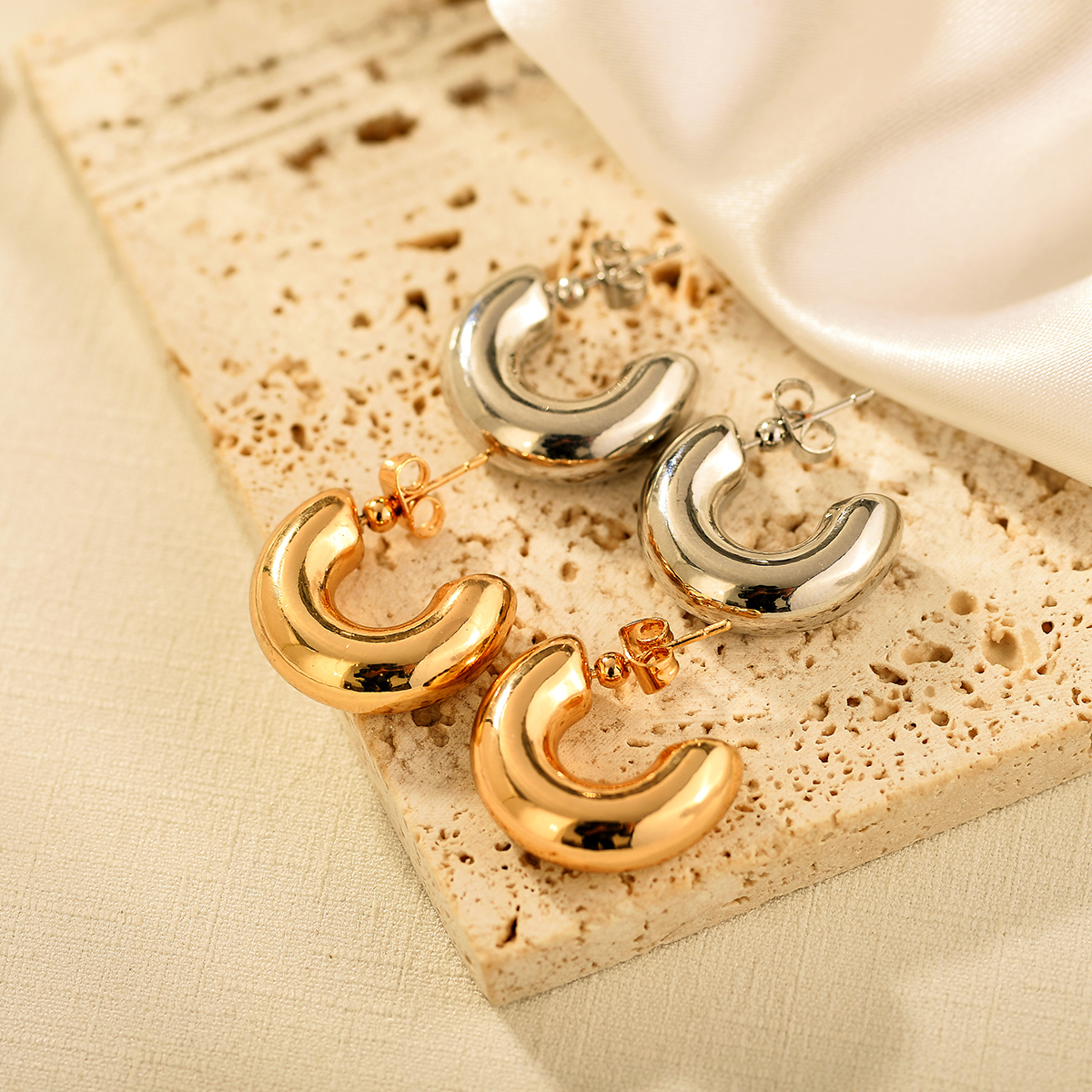 1 Pair Vintage Style C Shape Alloy Ear Studs display picture 4