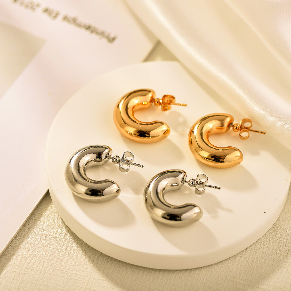 1 Pair Vintage Style C Shape Alloy Ear Studs display picture 7