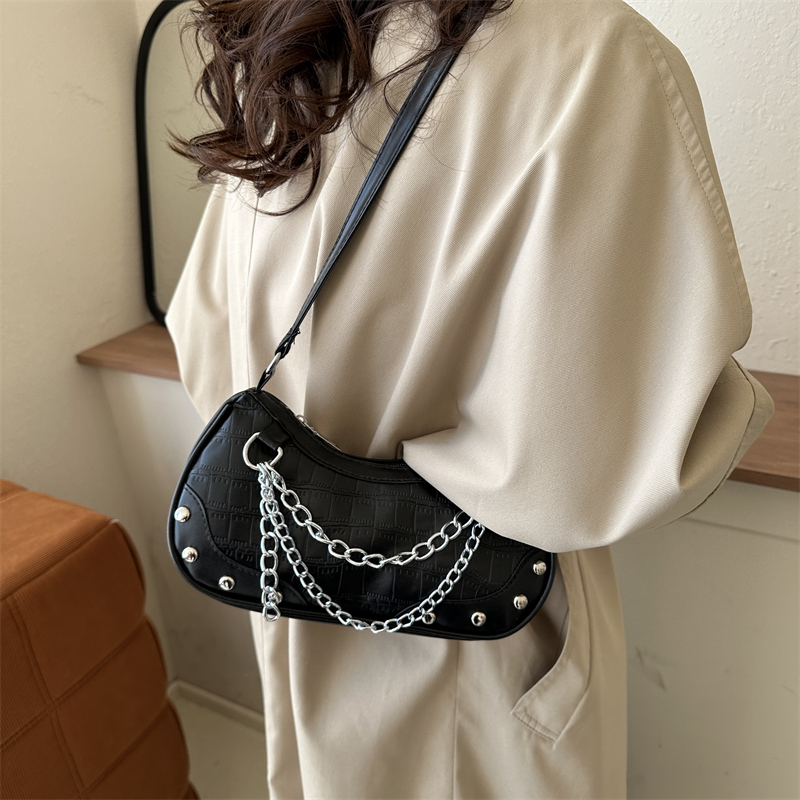 Women's Pu Leather Solid Color Basic Pillow Shape Zipper Buckle Shoulder Bag display picture 3