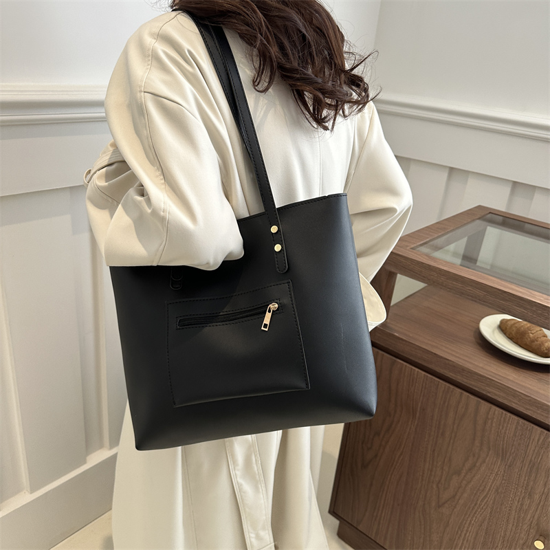 Women's Pu Leather Solid Color Vintage Style Square Zipper Underarm Bag display picture 6