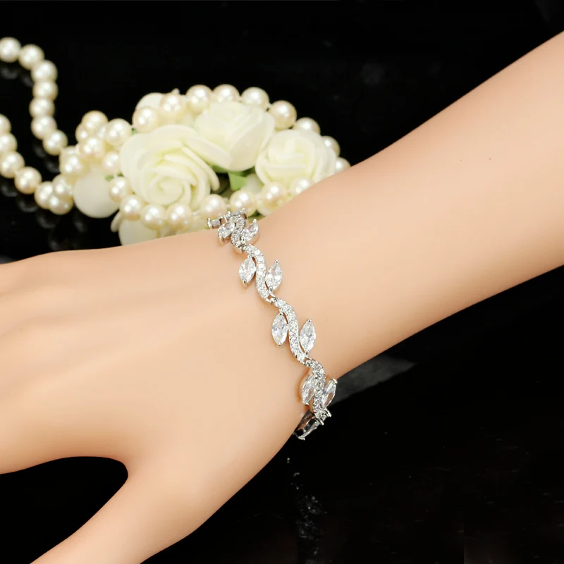 Elegant Glam Shiny Leaf Copper Plating Inlay Zircon White Gold Plated Bracelets display picture 8