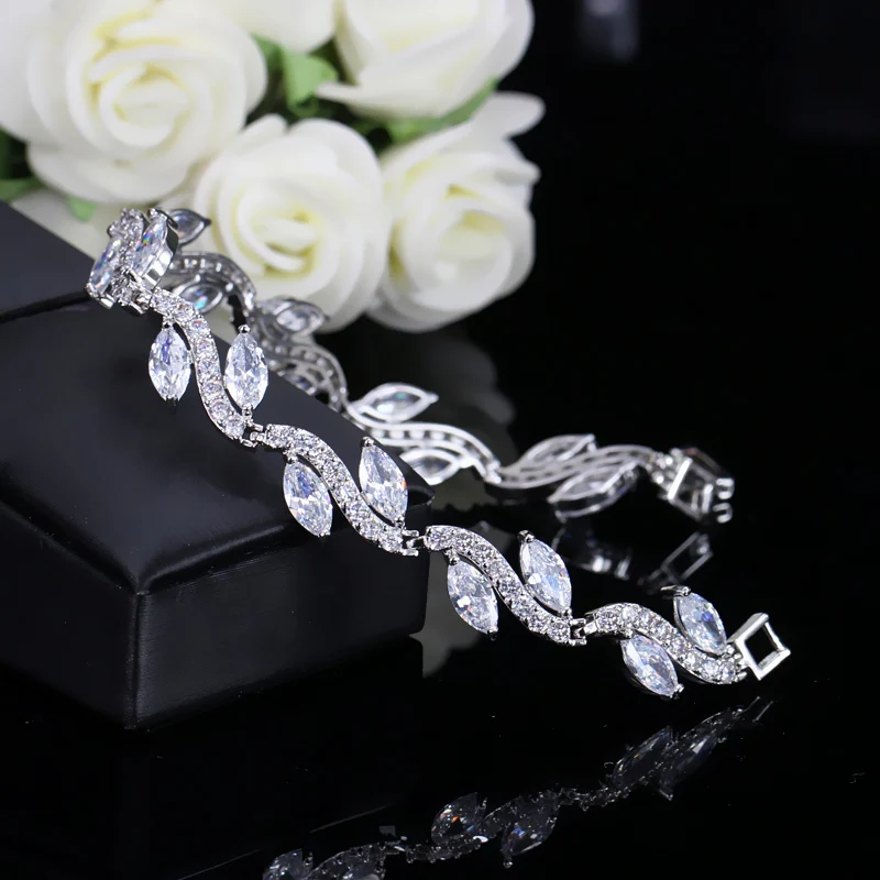 Elegant Glam Shiny Leaf Copper Plating Inlay Zircon White Gold Plated Bracelets display picture 4