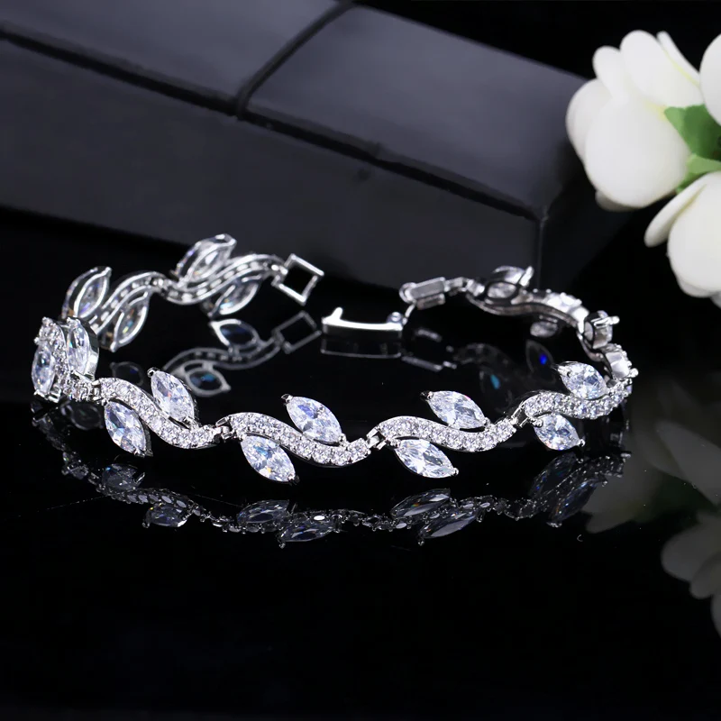 Elegant Glam Shiny Leaf Copper Plating Inlay Zircon White Gold Plated Bracelets display picture 5