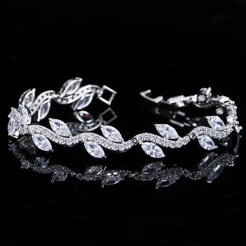 Elegant Glam Shiny Leaf Copper Plating Inlay Zircon White Gold Plated Bracelets display picture 3