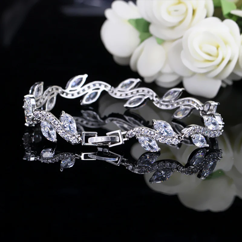 Elegant Glam Shiny Leaf Copper Plating Inlay Zircon White Gold Plated Bracelets display picture 6