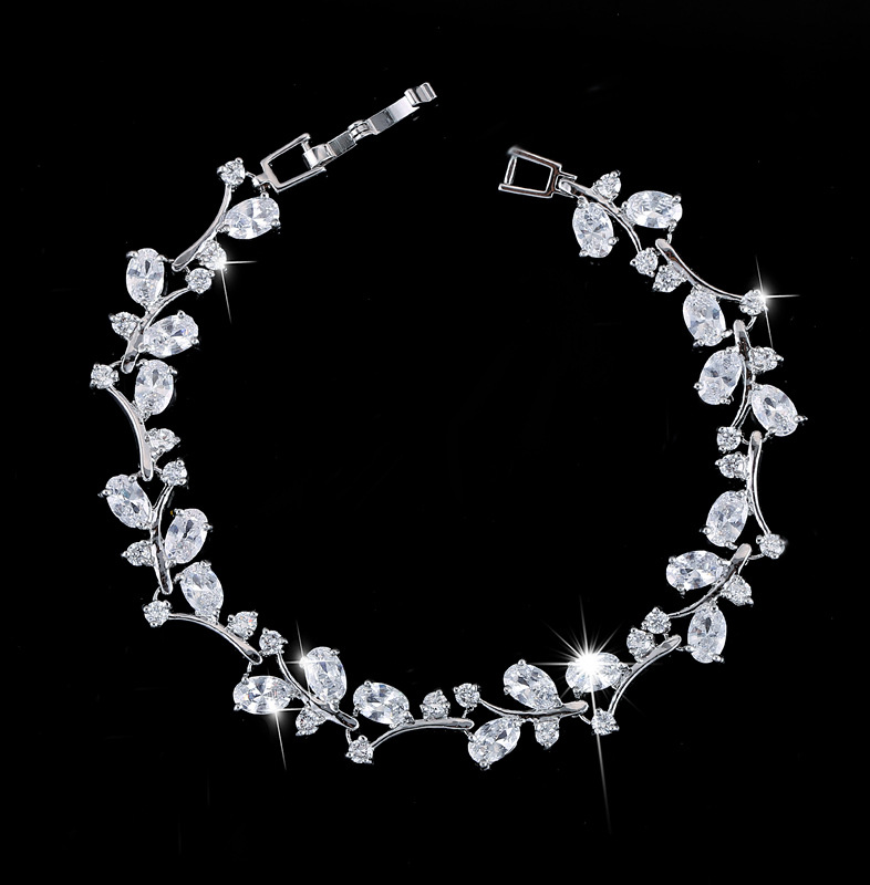 Elegant Simple Style Wreath Copper Zircon White Gold Plated Bracelets display picture 2