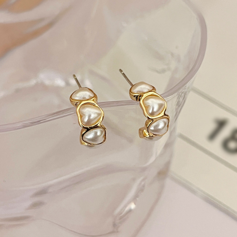 1 Pair Retro Heart Shape Inlay Alloy Pearl Earrings display picture 6