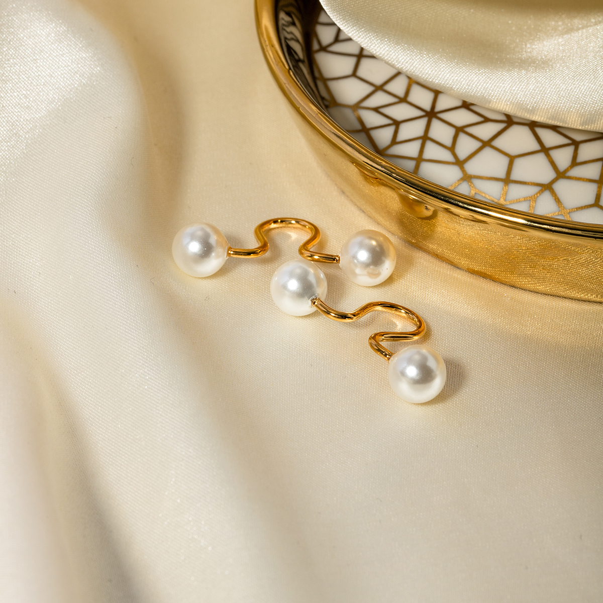 1 Paar Elegant Einfacher Stil Geometrisch Überzug Inlay Edelstahl 304 Künstliche Perlen Ohrclips display picture 1