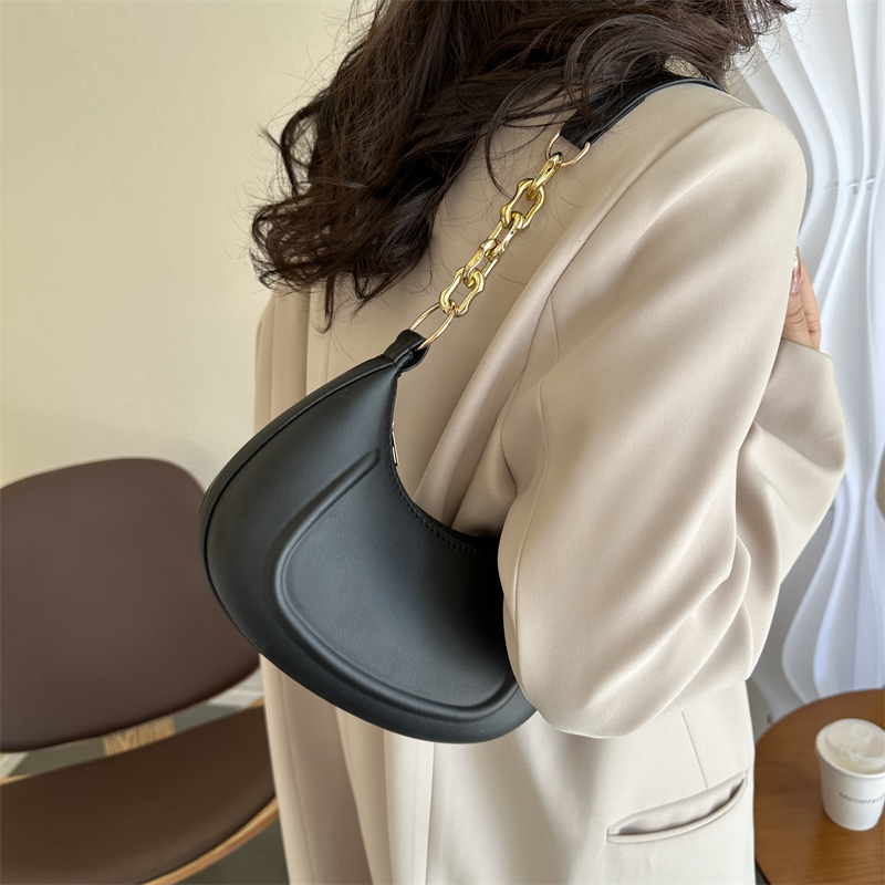 Women's Pu Leather Solid Color Vintage Style Classic Style Dumpling Shape Zipper Shoulder Bag display picture 1