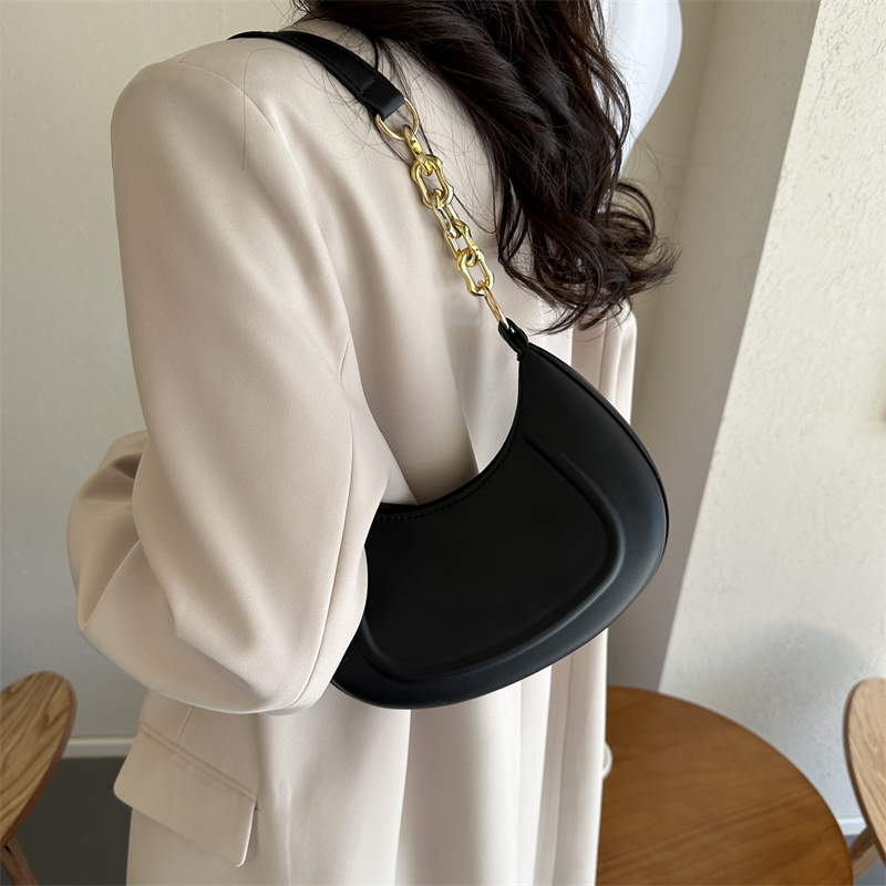 Women's Pu Leather Solid Color Vintage Style Classic Style Dumpling Shape Zipper Shoulder Bag display picture 11