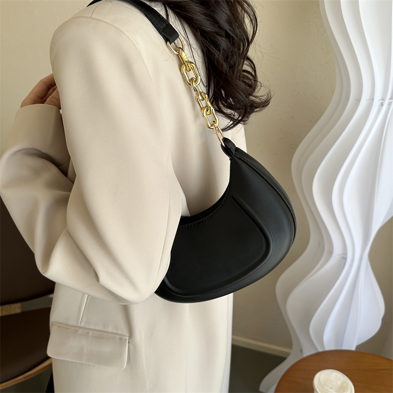 Women's Pu Leather Solid Color Vintage Style Classic Style Dumpling Shape Zipper Shoulder Bag display picture 4