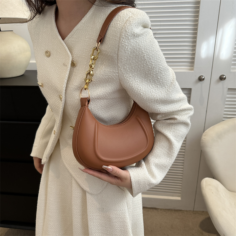 Women's Pu Leather Solid Color Vintage Style Classic Style Dumpling Shape Zipper Shoulder Bag display picture 12