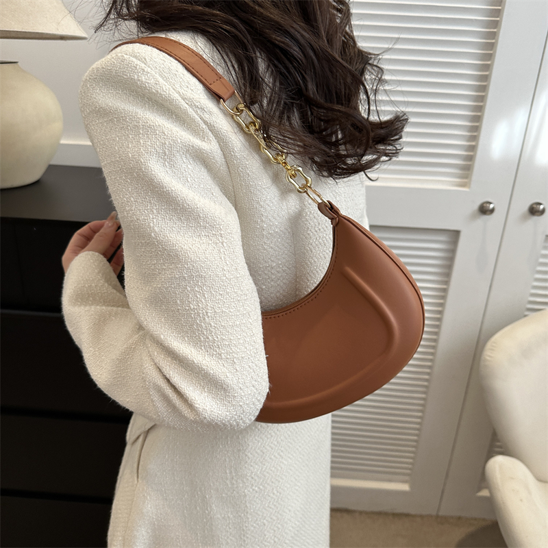 Women's Pu Leather Solid Color Vintage Style Classic Style Dumpling Shape Zipper Shoulder Bag display picture 2