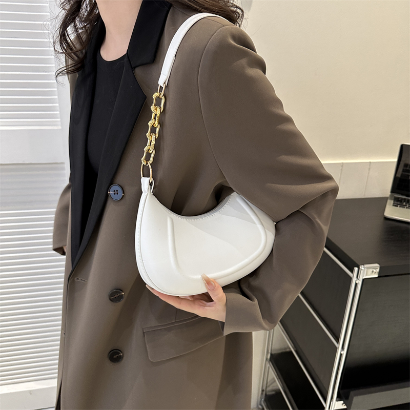 Women's Pu Leather Solid Color Vintage Style Classic Style Dumpling Shape Zipper Shoulder Bag display picture 6