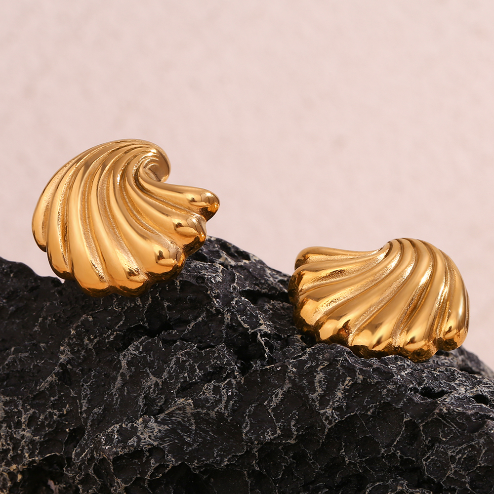 1 Pair Simple Style Shell Plating Stainless Steel 18k Gold Plated Ear Studs display picture 5